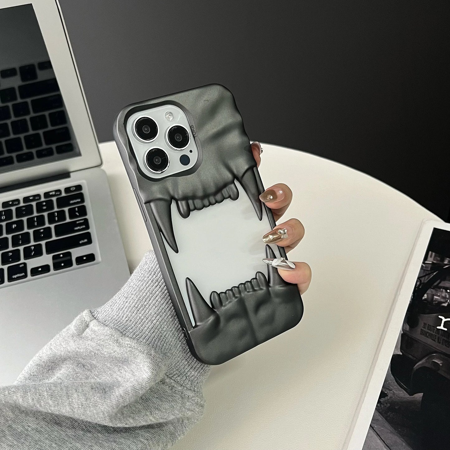 Husa iPhone Tiger Teeth Milk White