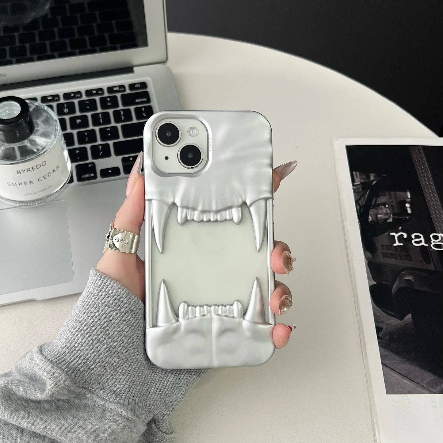 Husa iPhone Tiger Teeth Milk White