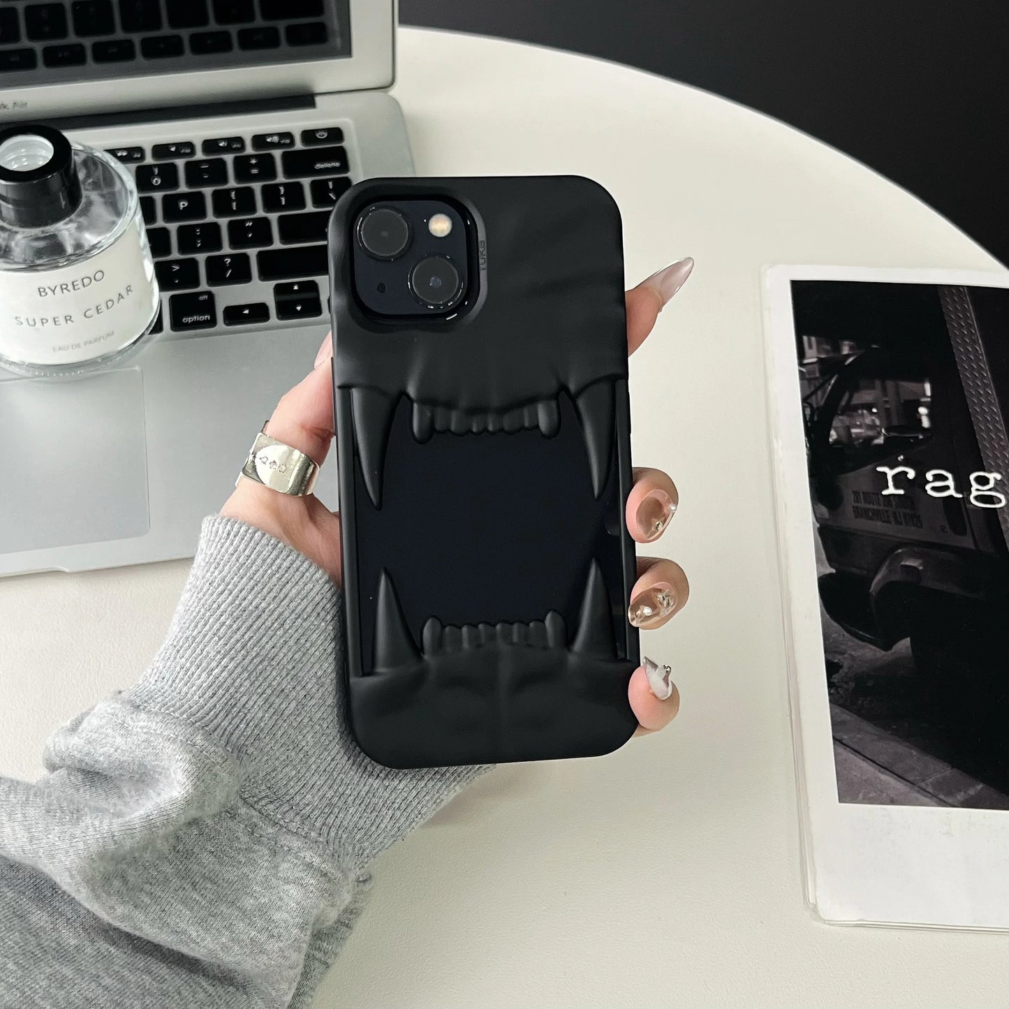 Husa iPhone Tiger Teeth Milk White