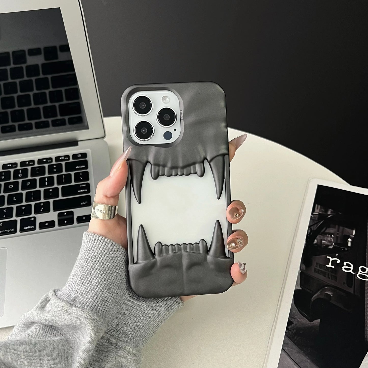 Husa iPhone Tiger Teeth Milk White