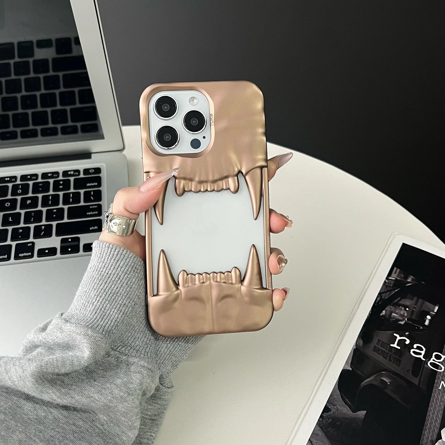 Husa iPhone Tiger Teeth Milk White