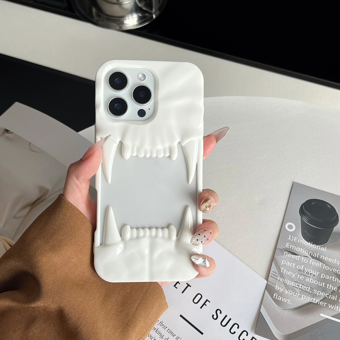 Husa iPhone Tiger Teeth Milk White